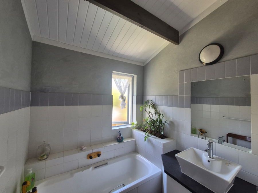 5 Bedroom Property for Sale in Herolds Bay Western Cape